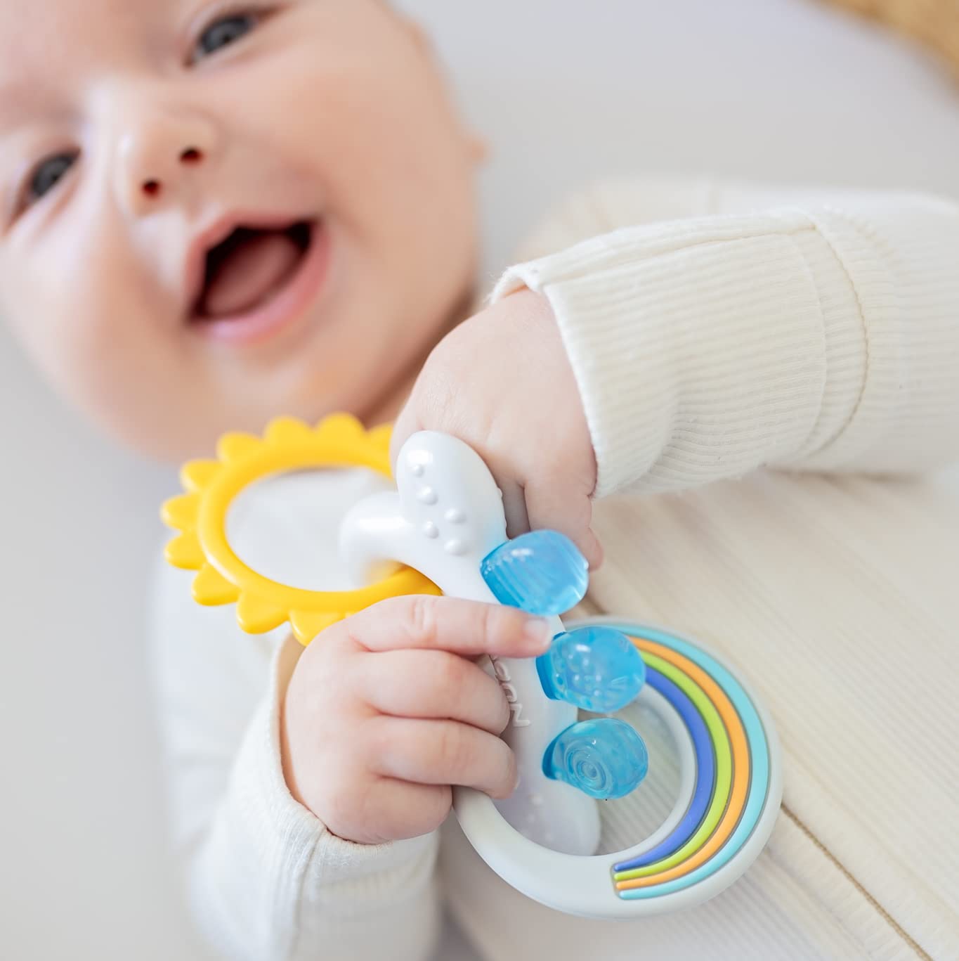 Teether Nuby Cloud Con Sun Y Silicona Rain Links Durante Más De 3 Meses - Venta Internacional.