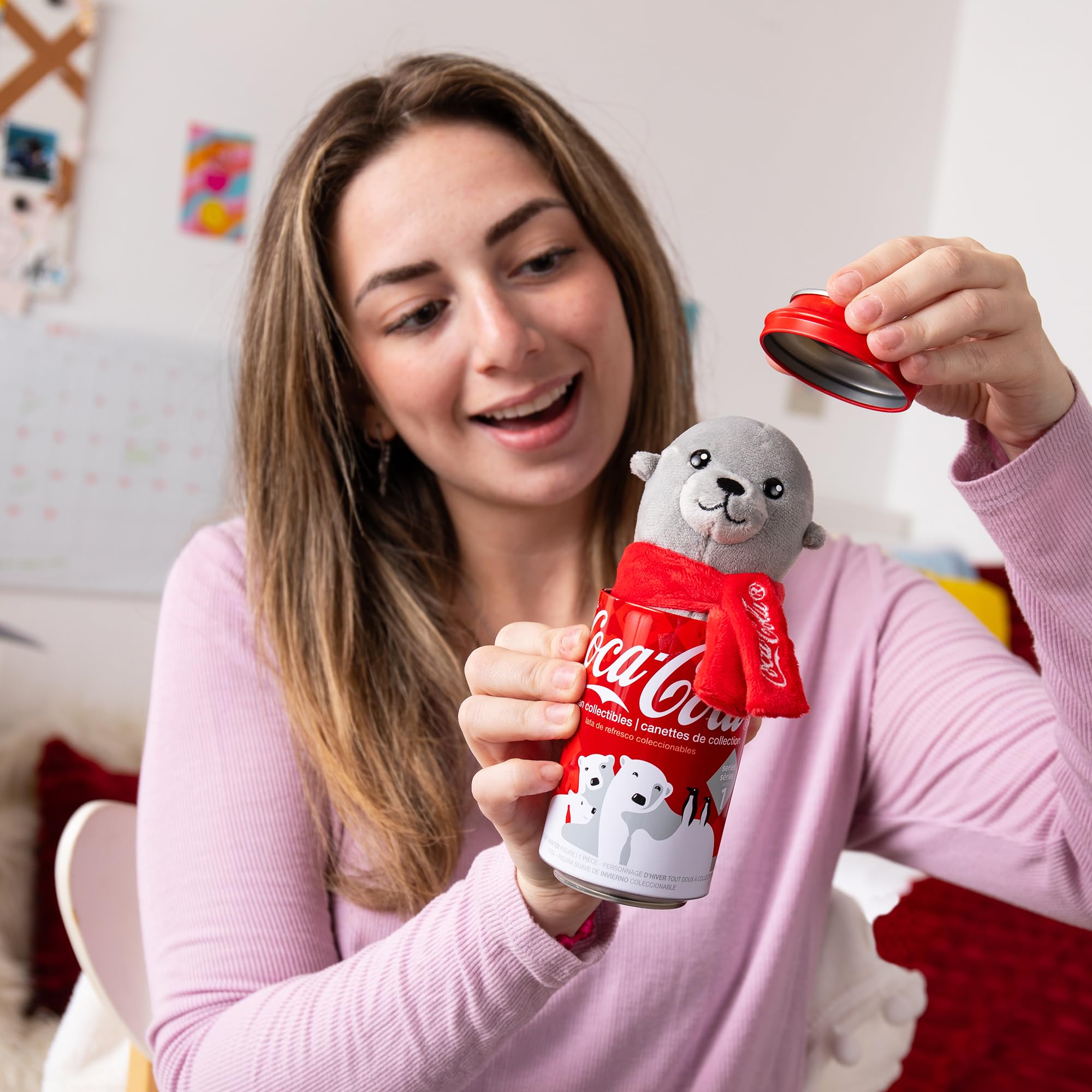 Foto 3 pulgar | Latas Coleccionables De Coca-cola Con Forma De Peluche De Peluche De 5 Pulgadas - Venta Internacional.