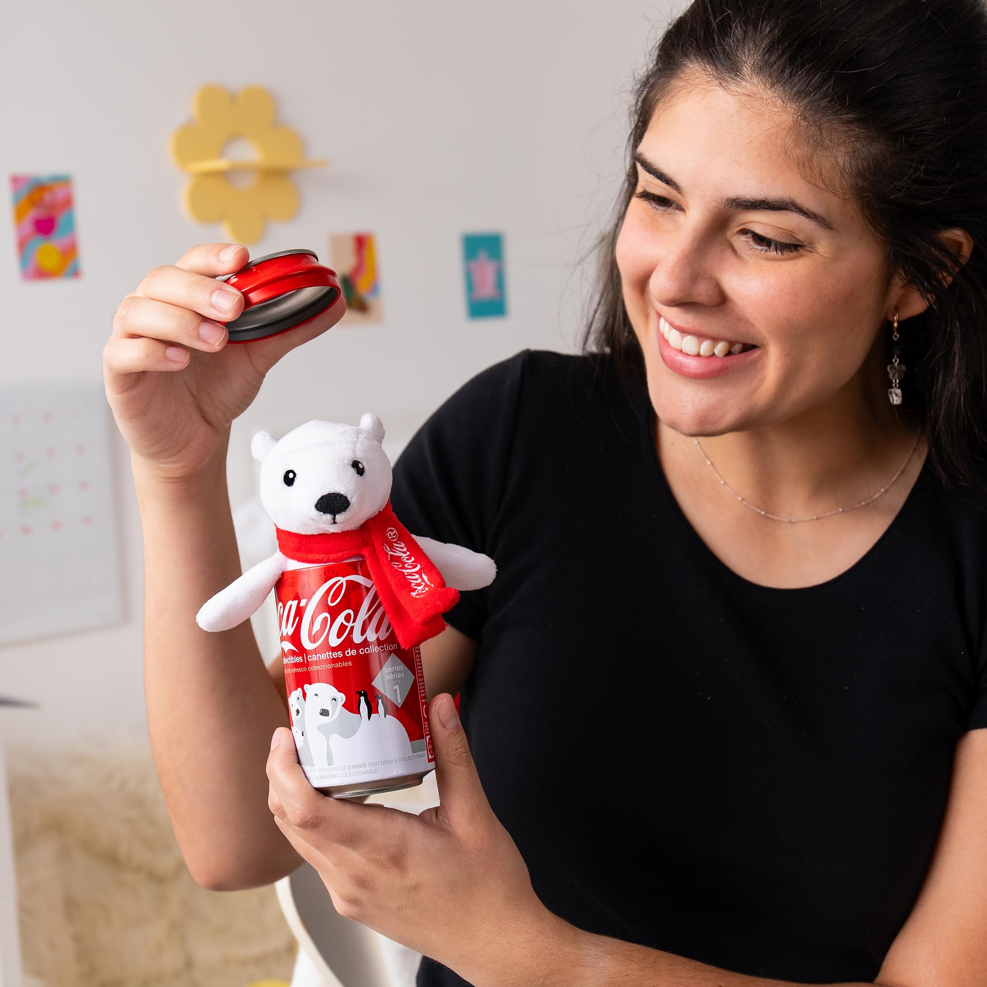 Foto 4 pulgar | Latas Coleccionables De Coca-cola Con Forma De Peluche De Peluche De 5 Pulgadas - Venta Internacional.