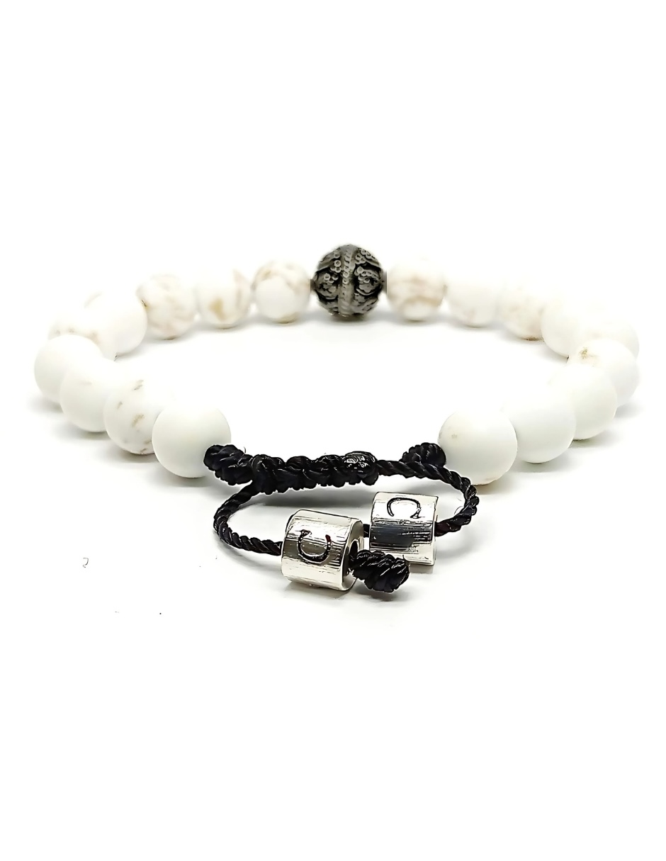 Foto 5 pulgar | Pulsera Caos, Colección Pompeya, Piedra Semipreciosa Howlita, Charm Black De Acero