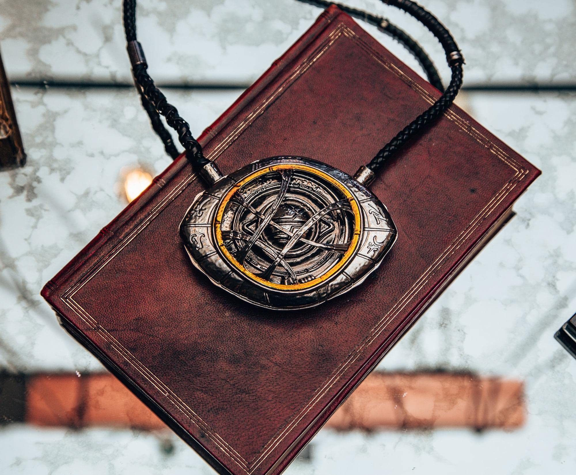 Foto 5 pulgar | Réplica De Collar De Utilería Doctor Strange De Marvel Studios - Venta Internacional.