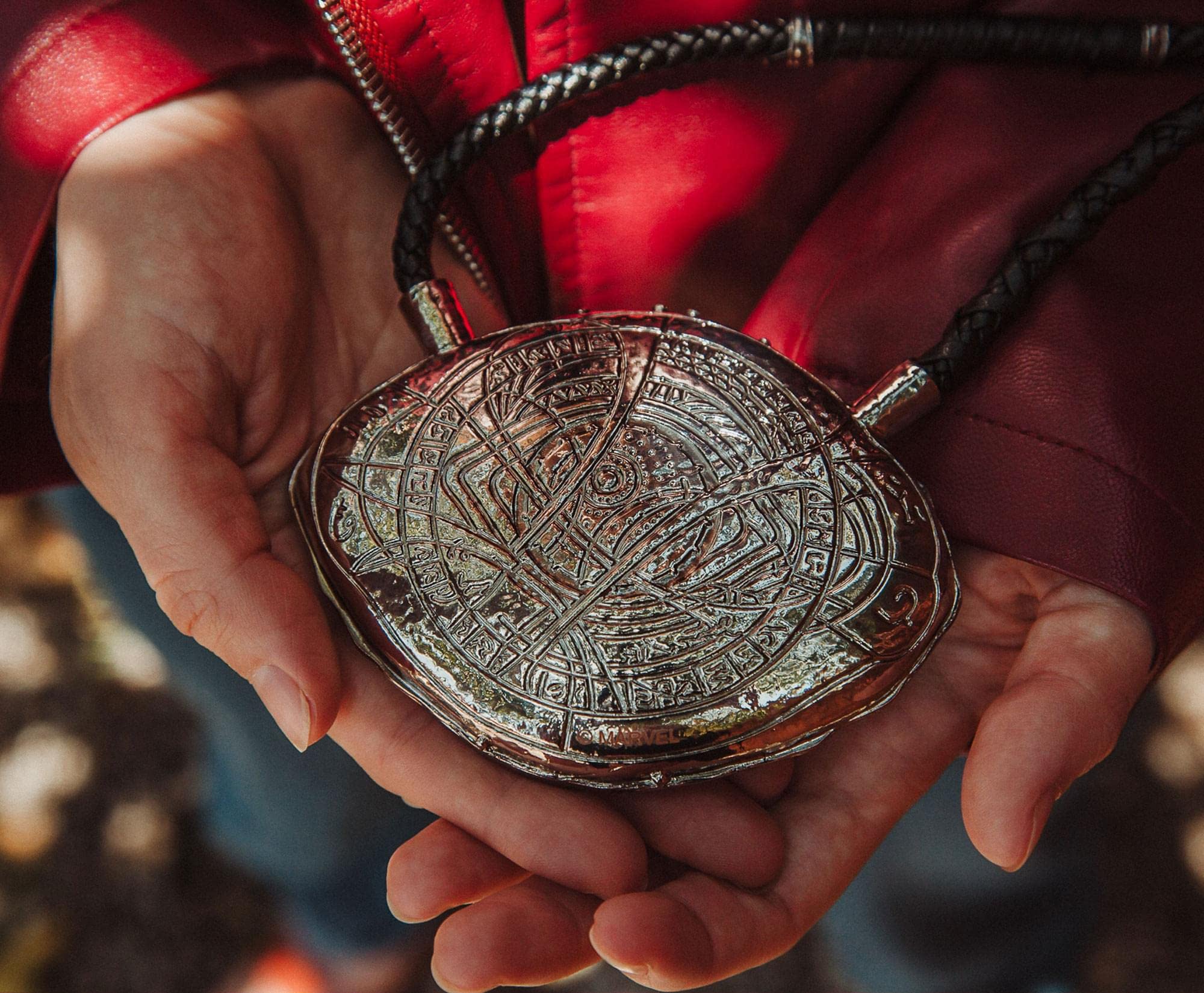 Foto 7 pulgar | Réplica De Collar De Utilería Doctor Strange De Marvel Studios - Venta Internacional.