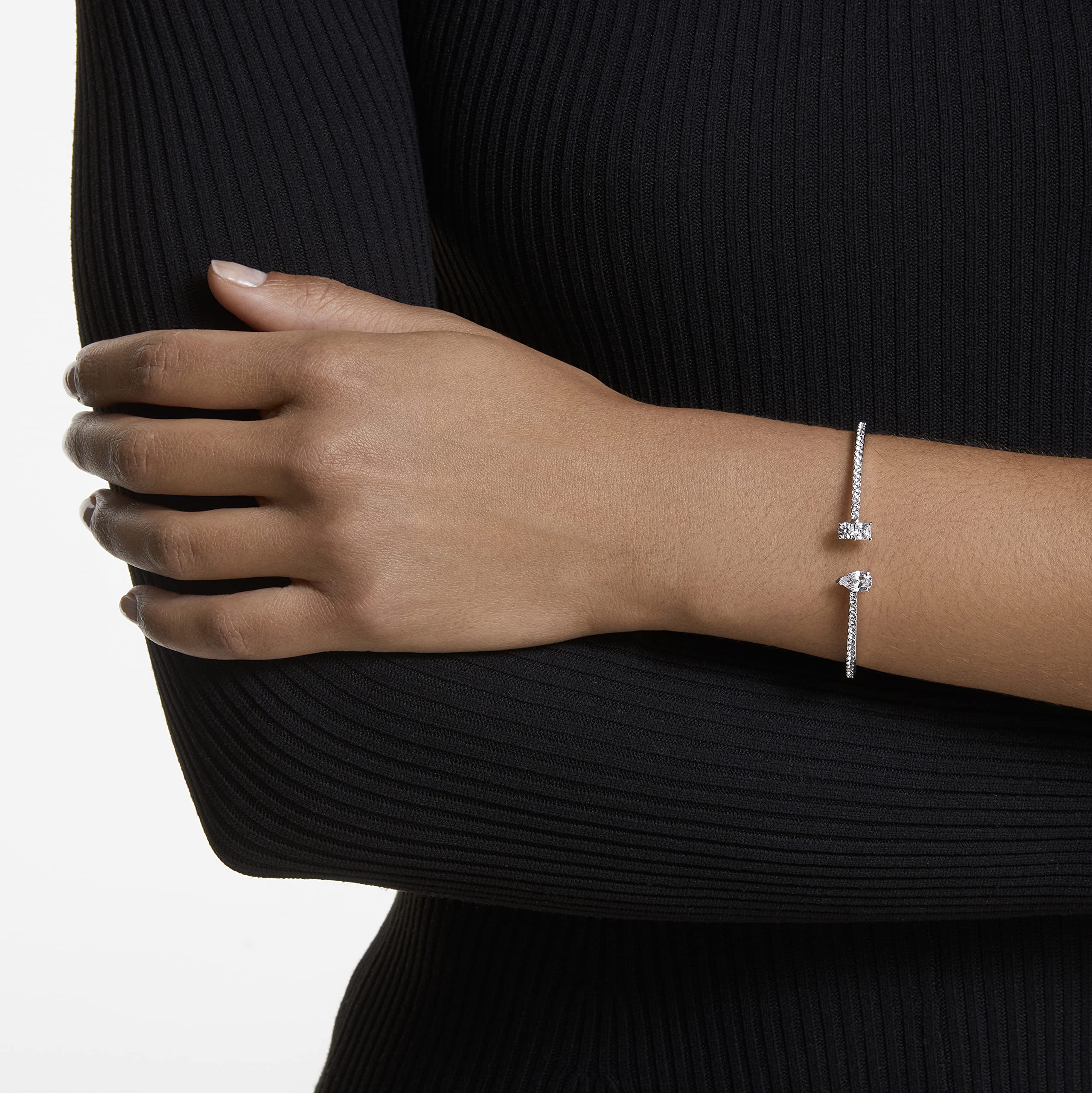 Foto 6 pulgar | Brazalete Swarovski Attract Chapado En Rodio Blanco - Venta Internacional.