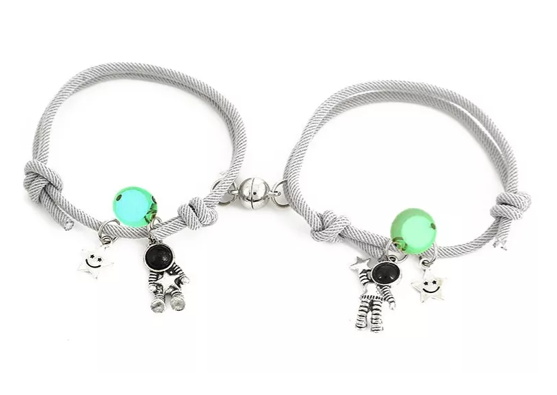 Foto 2 pulgar | Set 2 Pulseras Xtellar Para Parejas De Astronauta Brilla En La Oscuridad Color Gris