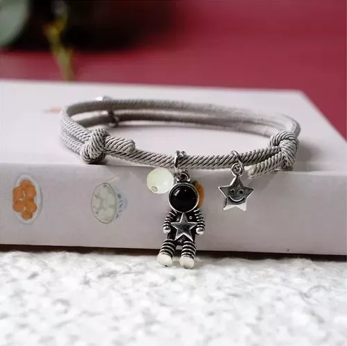 Foto 5 pulgar | Set 2 Pulseras Xtellar Para Parejas De Astronauta Brilla En La Oscuridad Color Gris