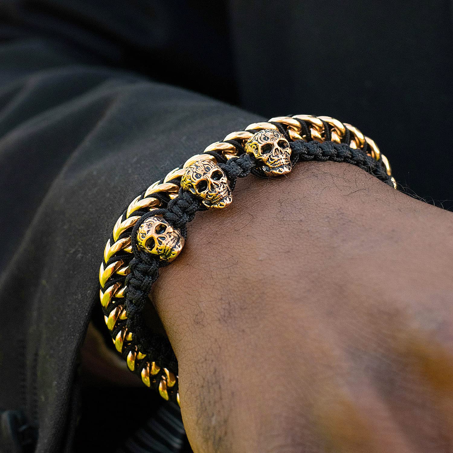 Foto 4 pulgar | Pulsera Crucible Con Calaveras De Acero Inoxidable Chapadas En Oro Envejecido - Venta Internacional.