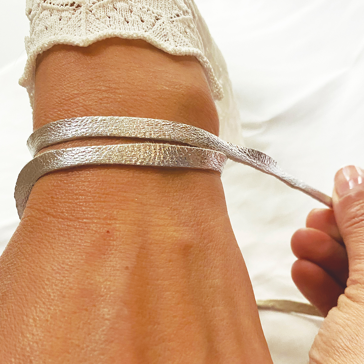 Foto 7 pulgar | Pulsera De Piel Unisex Con Baño De Oro Vangania Gratitud