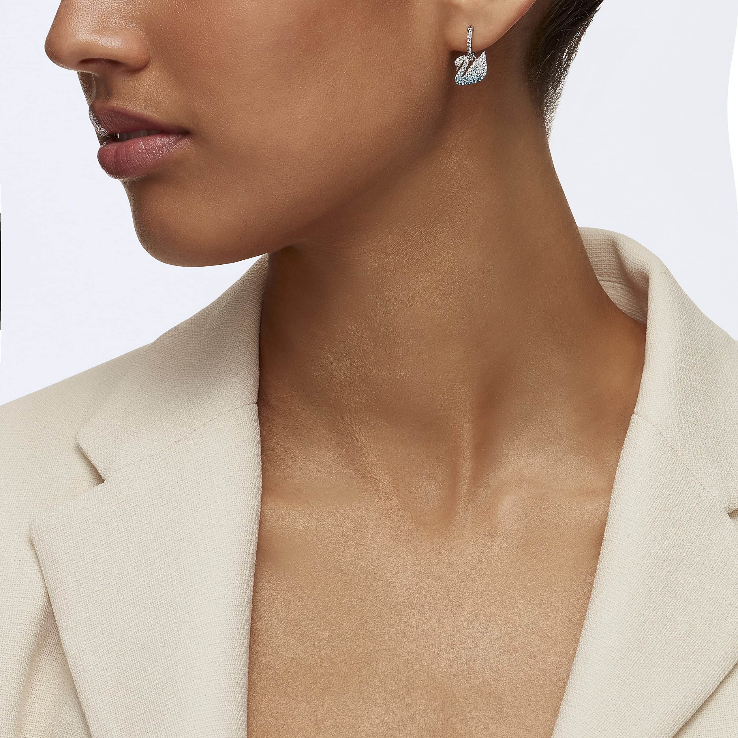 Foto 6 | Pendientes De La Icónica Colección Swan De Swarovski Con Cristal Azul Y Blanco - Venta Internacional.