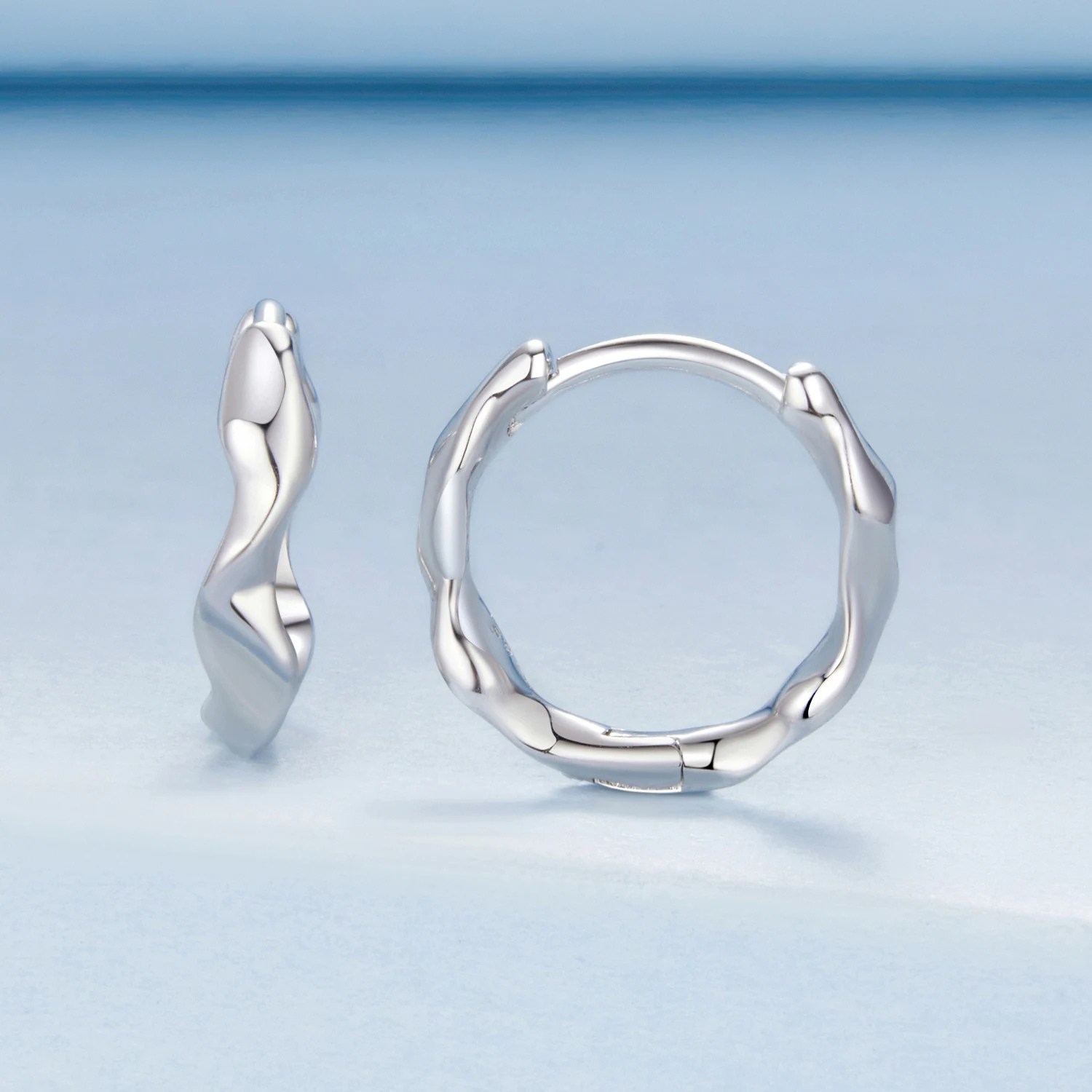 Foto 5 pulgar | Aretes Chulada, Arracadas Onduladas De Plata .925 Con Chapa De Platino