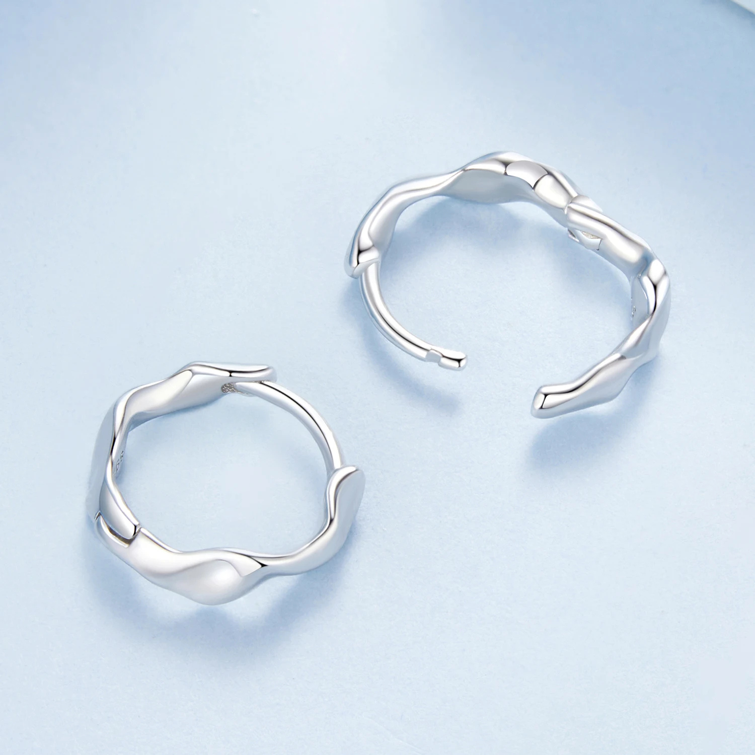 Foto 6 pulgar | Aretes Chulada, Arracadas Onduladas De Plata .925 Con Chapa De Platino
