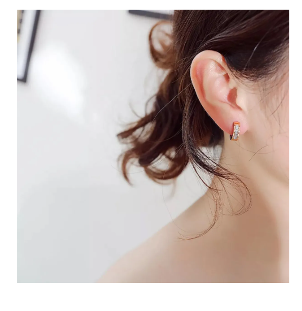 Foto 4 pulgar | Aretes Para Mujer Huggies Tender Dorada Pendientes De Aro Chapada En Oro De 18k Con Diamante De Zirconia Cúbica
