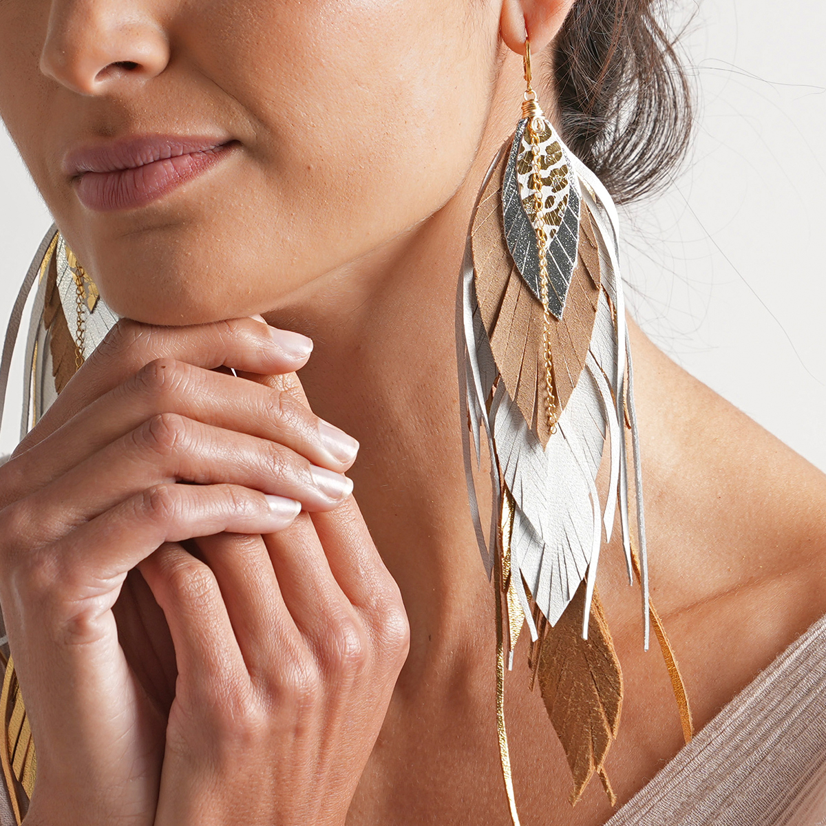 Foto 6 pulgar | Aretes Largos Mujer De Plumas Buho Gold Dorados Vangania