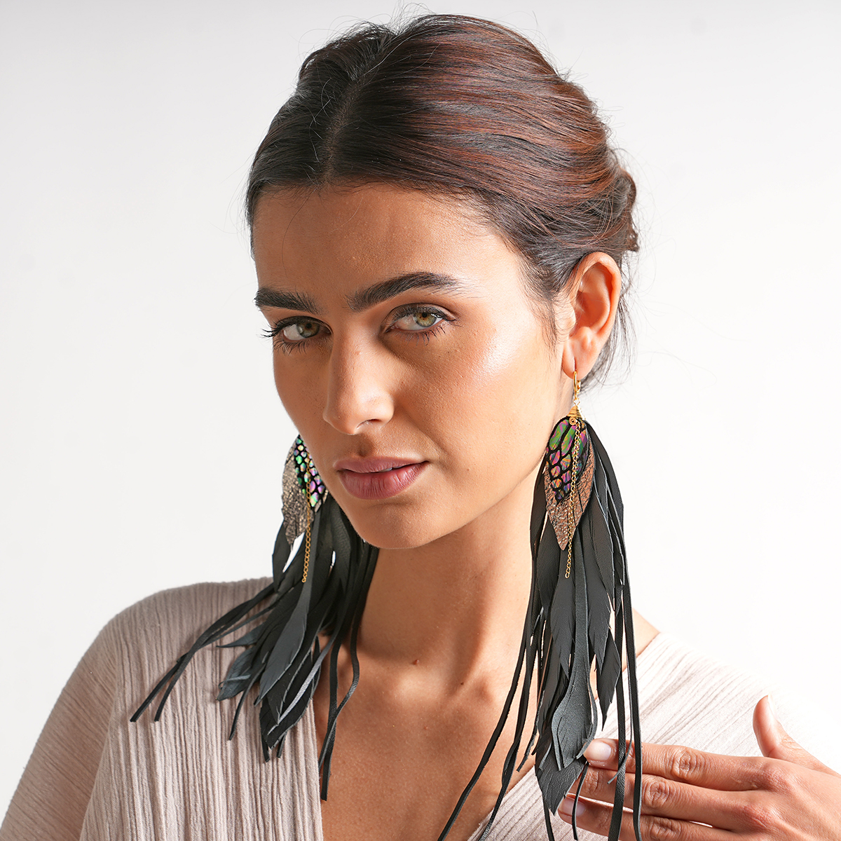 Foto 3 pulgar | Aretes Largos Mujer De Plumas Full Raven Vangania A Mano