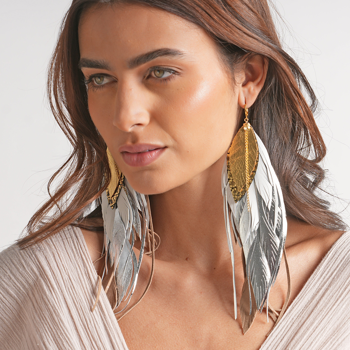 Foto 4 pulgar | Aretes Largos Mujer De Plumas Garza Blanca Vangania