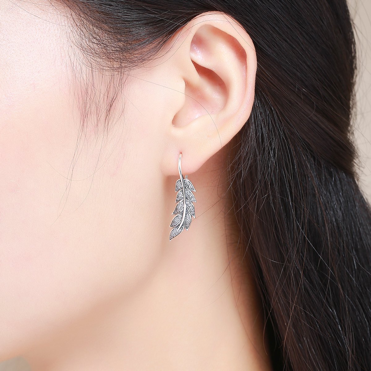 Foto 3 pulgar | Aretes Chulada, Brillo Y Plumas De Plata .925 Con Chapa De Platino, Se Puden Mojar