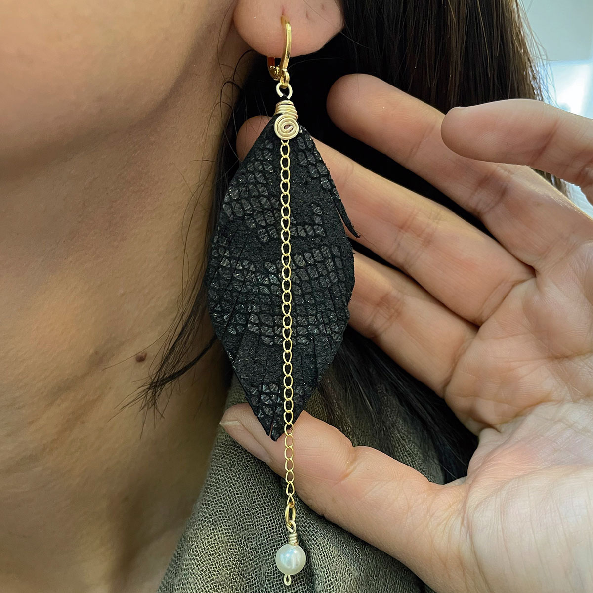 Foto 5 | Aretes Largos Mujer Accesorios Vangania Con Perla Y Cadena