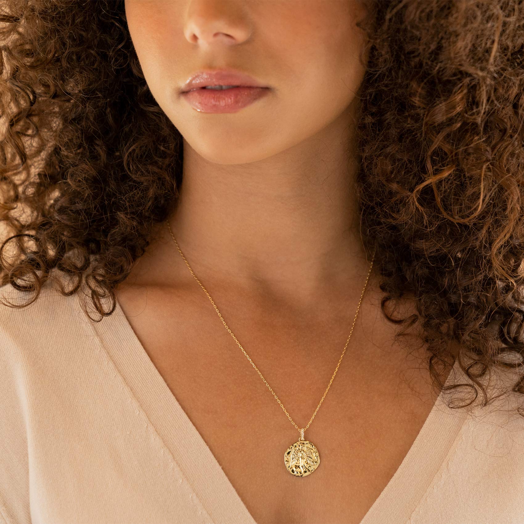 Foto 2 | Colgante Pavoi con Forma de Moneda Grabada Chapada en Oro de 14 Quilates - Venta Internacional