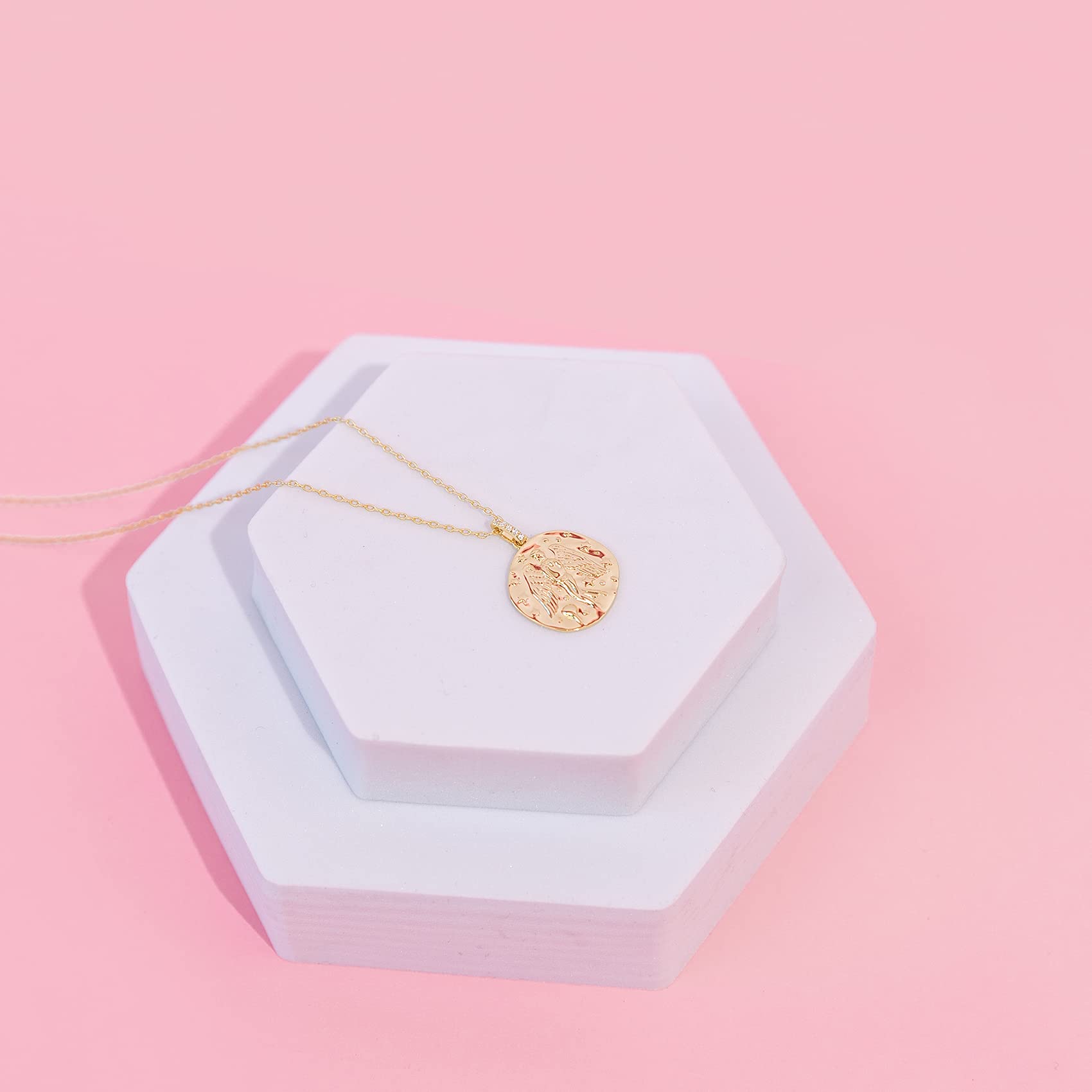 Foto 5 pulgar | Colgante Pavoi con Forma de Moneda Grabada Chapada en Oro de 14 Quilates - Venta Internacional