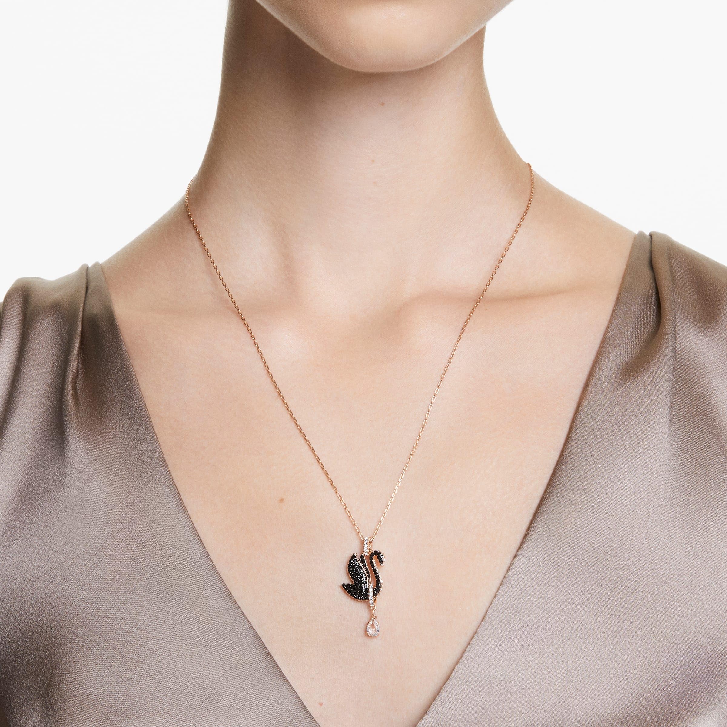 Foto 6 pulgar | Collar Con Colgante De Cisne De Swarovski Con Cristales Negros En Oro Rosa - Venta Internacional.