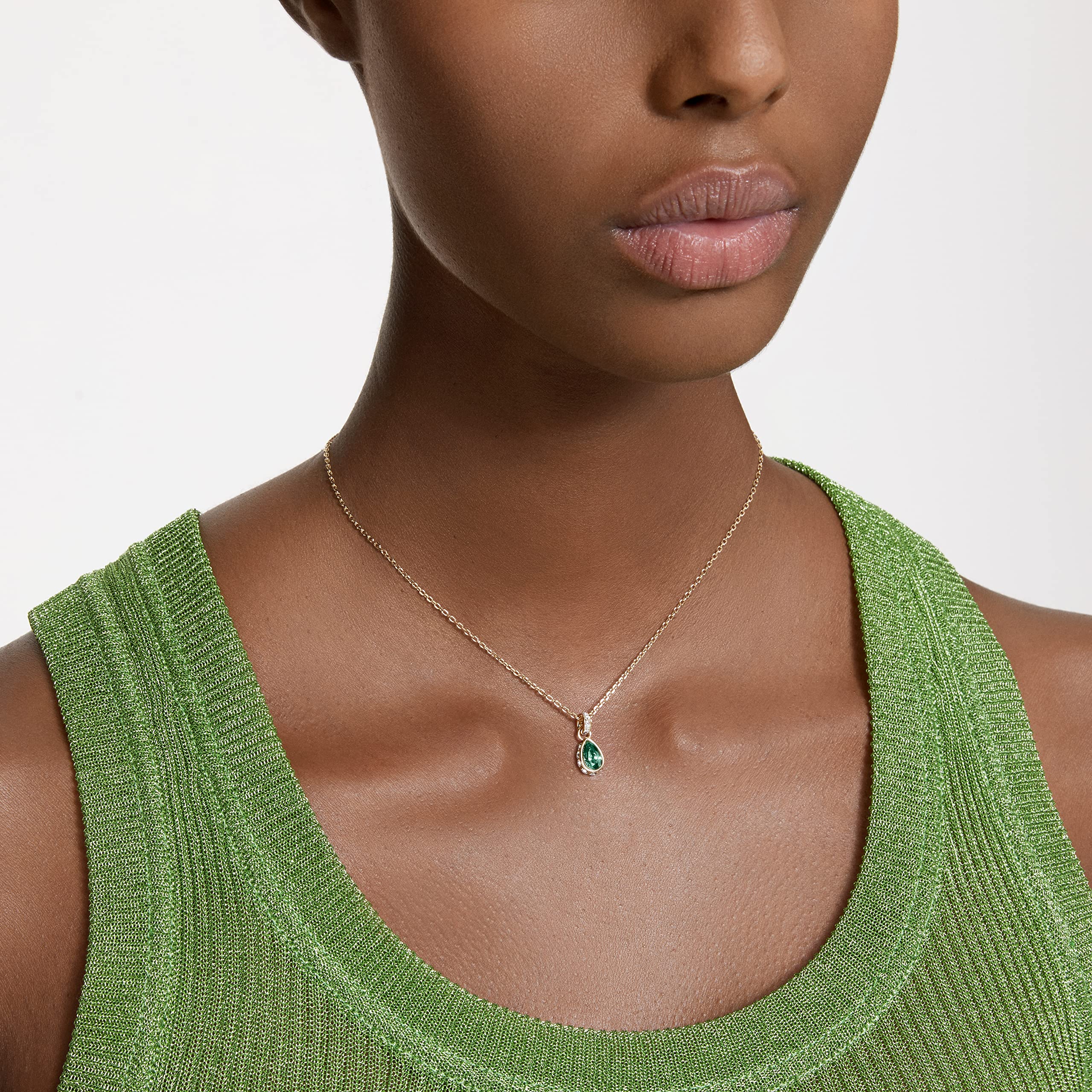 Foto 5 | Colgante Swarovski Chroma De Cristal Verde En Tono Dorado - Venta Internacional.