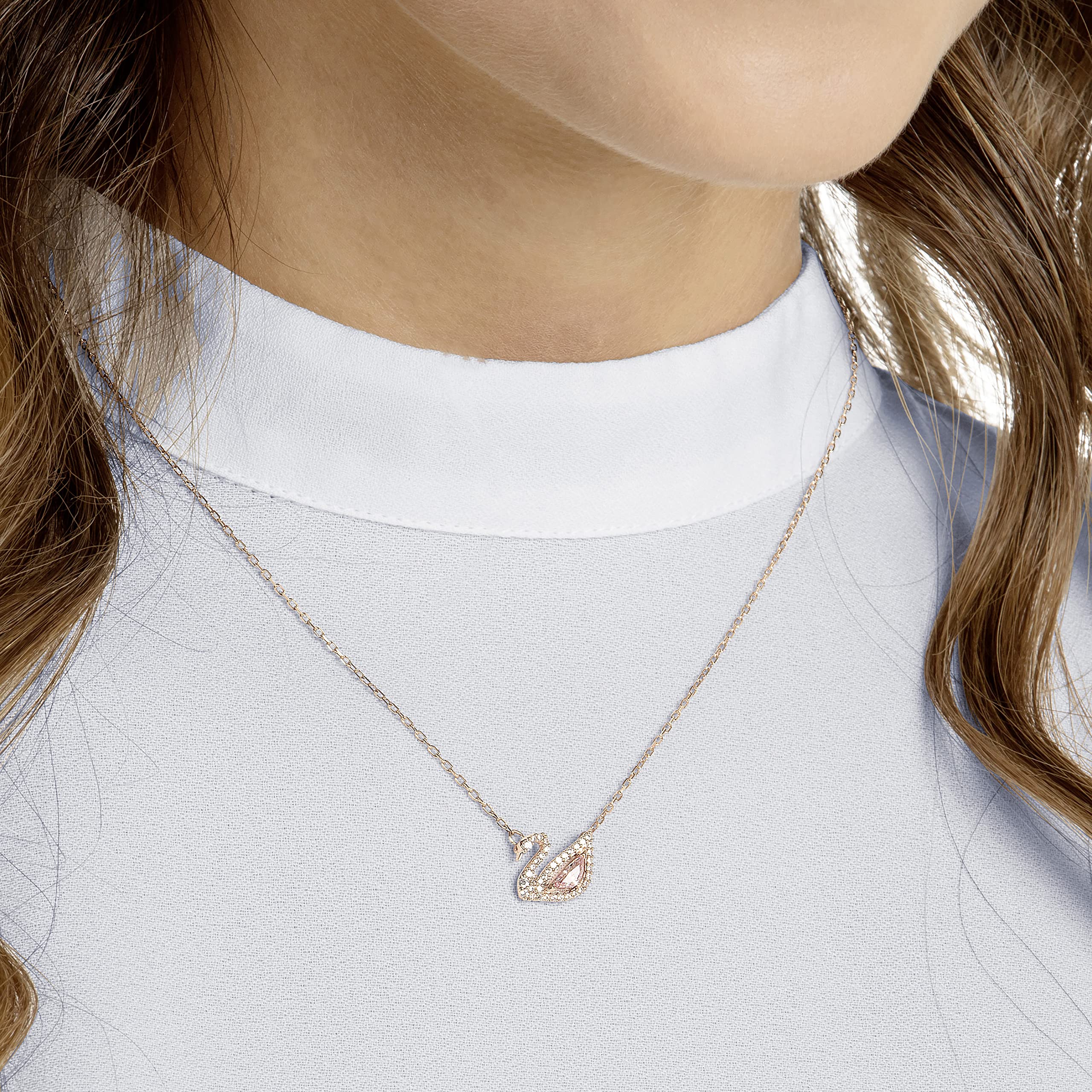 Foto 4 | Collar Con Colgante De Cisne De Swarovski En Oro Rosa Con Cristales Rosas Y Transparentes - Venta Internacional.