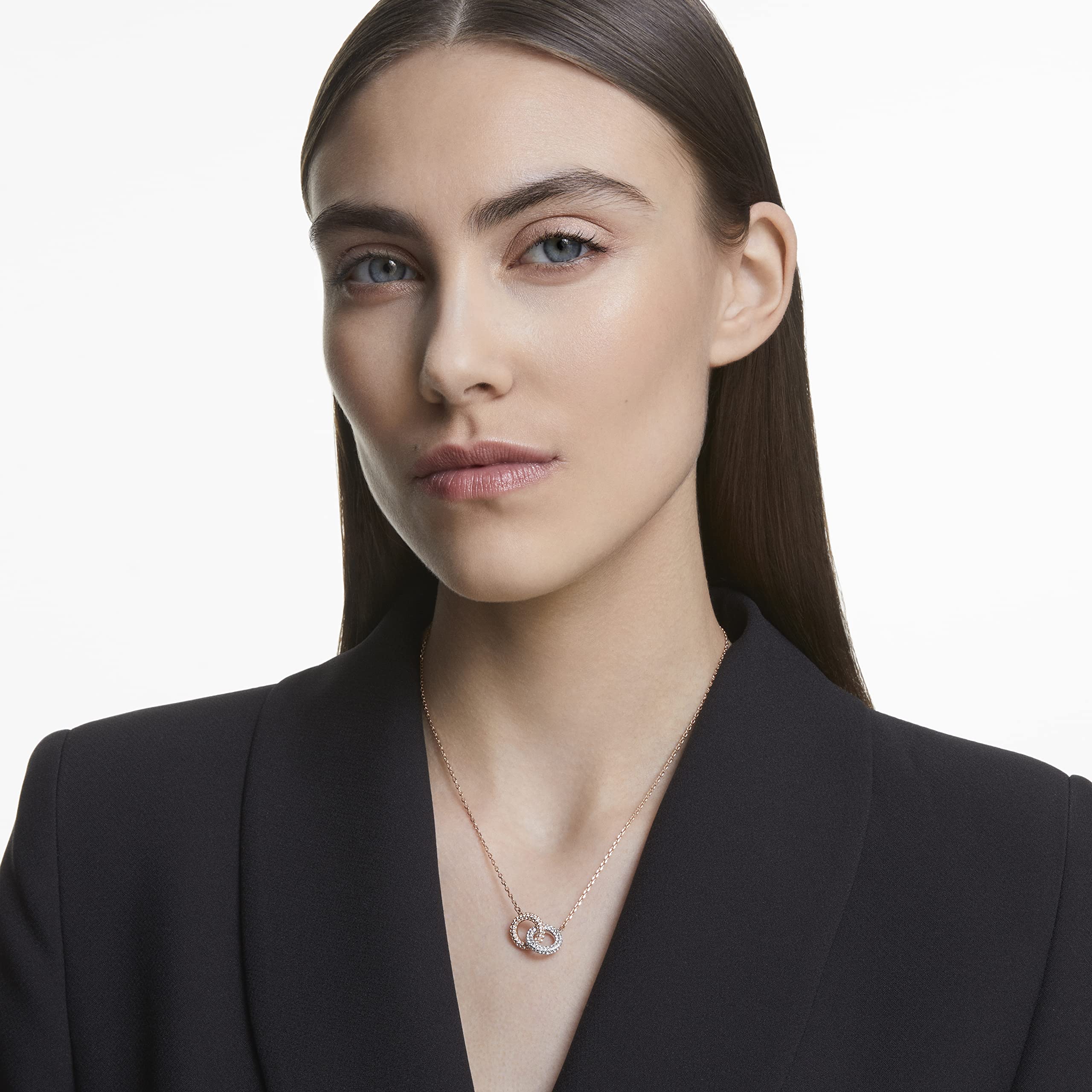 Foto 3 | Collar Swarovski Dextera Con Forma De Círculo Entrelazado Para Mujer - Venta Internacional.
