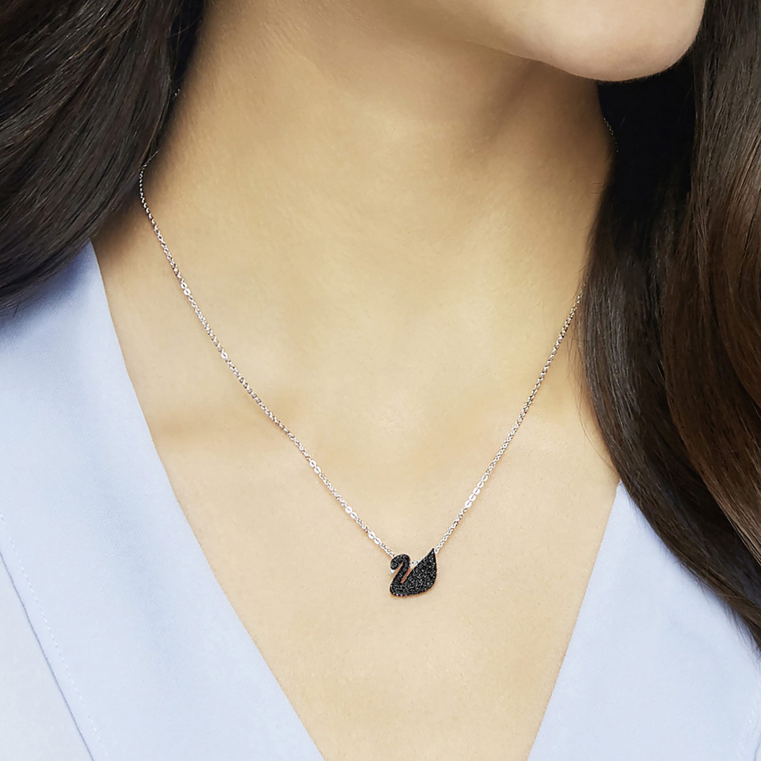 Foto 5 pulgar | Collar Con Colgante De Cisne De Swarovski Con Pavé De Cristal Negro - Venta Internacional.