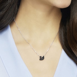 Foto 4 | Collar Con Colgante De Cisne De Swarovski Con Pavé De Cristal Negro - Venta Internacional.