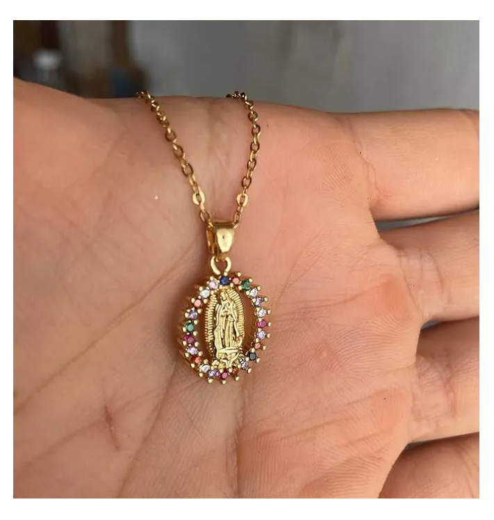 Foto 4 pulgar | Medalla Collar Virgen De Guadalupe Chapada En Oro De 18k Cadena Dorada Dije Acero Inoxidable Con Zirconias Con Baño D