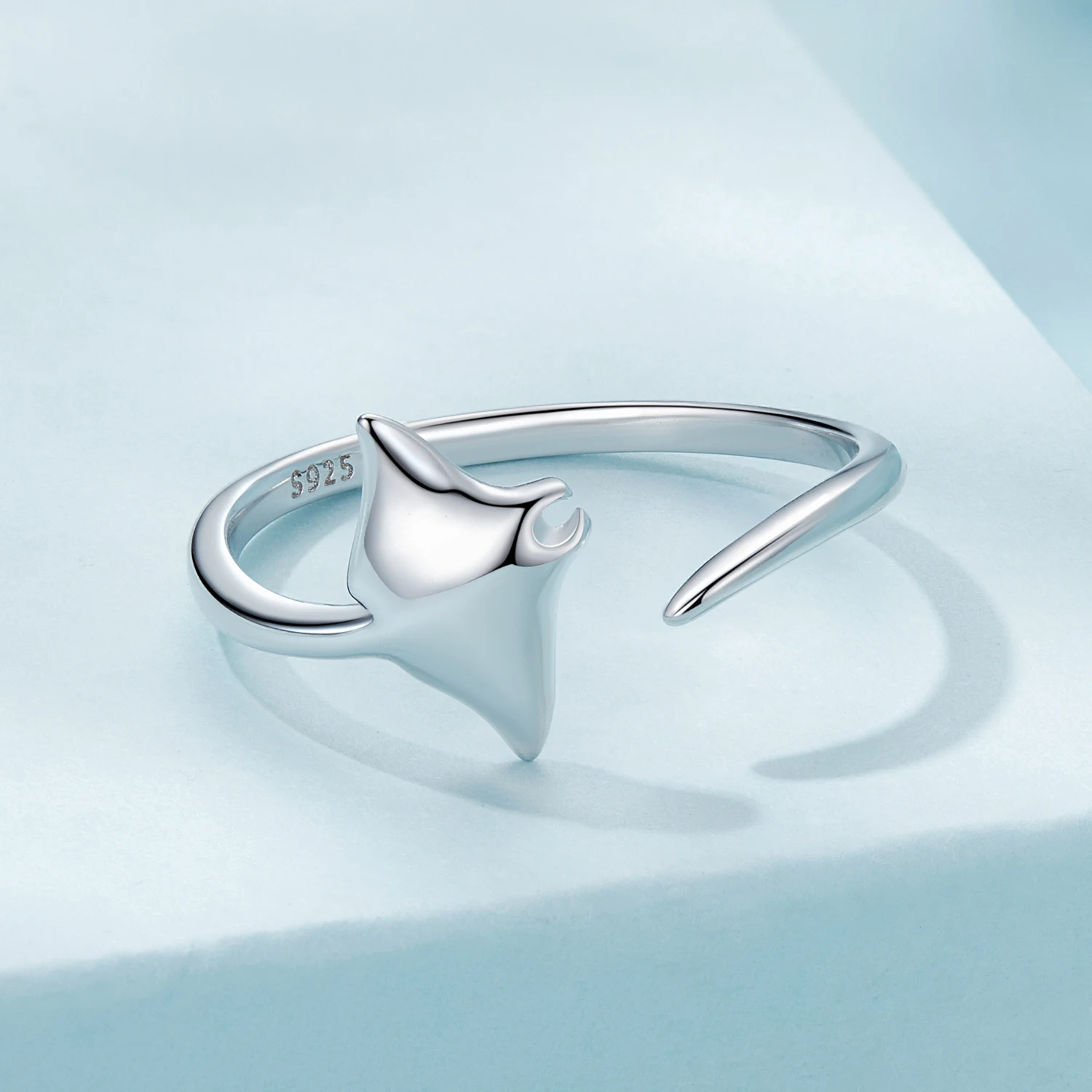 Foto 4 pulgar | Anillo Chulada, Mantarraya De Plata .925 Con Chapa De Platino