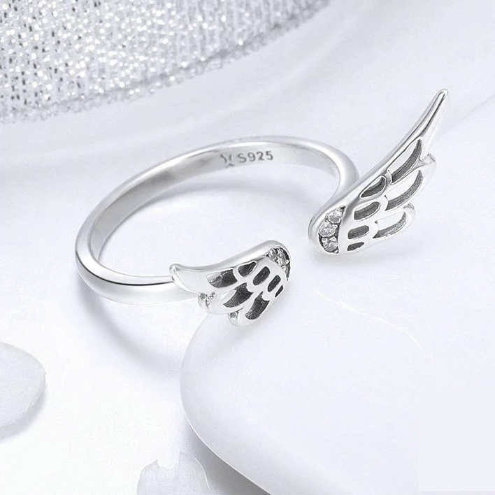 Foto 4 pulgar | Anillo Chulada, Alas De Ángel De Plata .925 Con Chapa De Platino, Se Pude Mojar