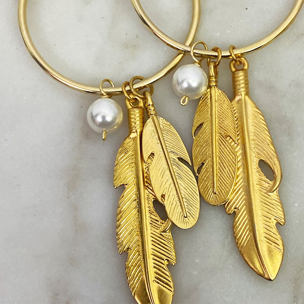 Foto 5 pulgar | Arracadas Con Dije De Pluma Y Perla Elegantes Vangania