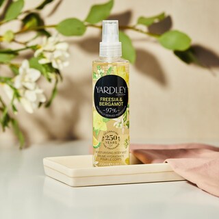 Foto 2 | Bruma Perfume Yardley Con Fragancia De Fresia Y Bergamota, 200 Ml - Venta Internacional.