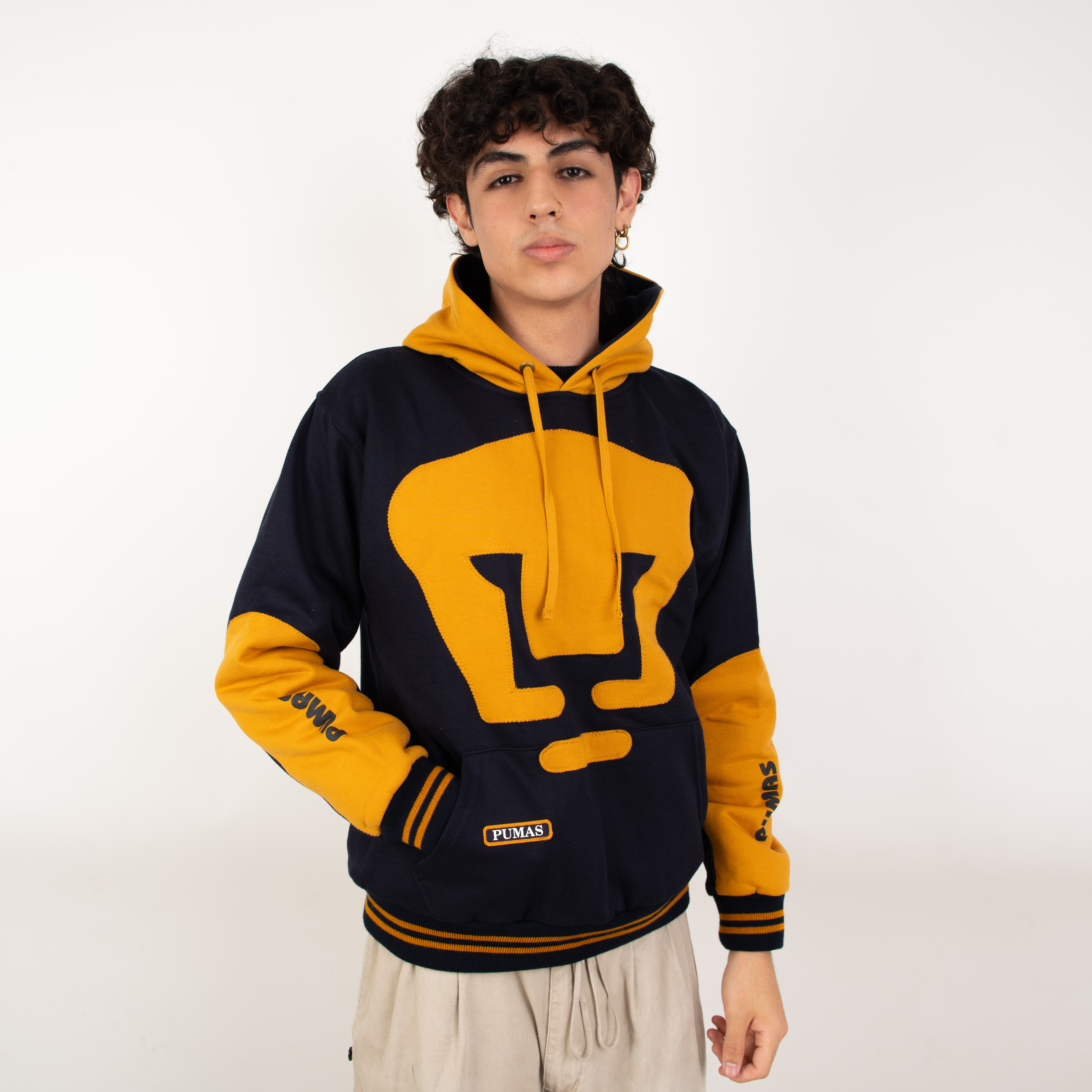 Foto 1 | Sudadera Retro Pumas Oficial – Diseño Azul Y Dorado