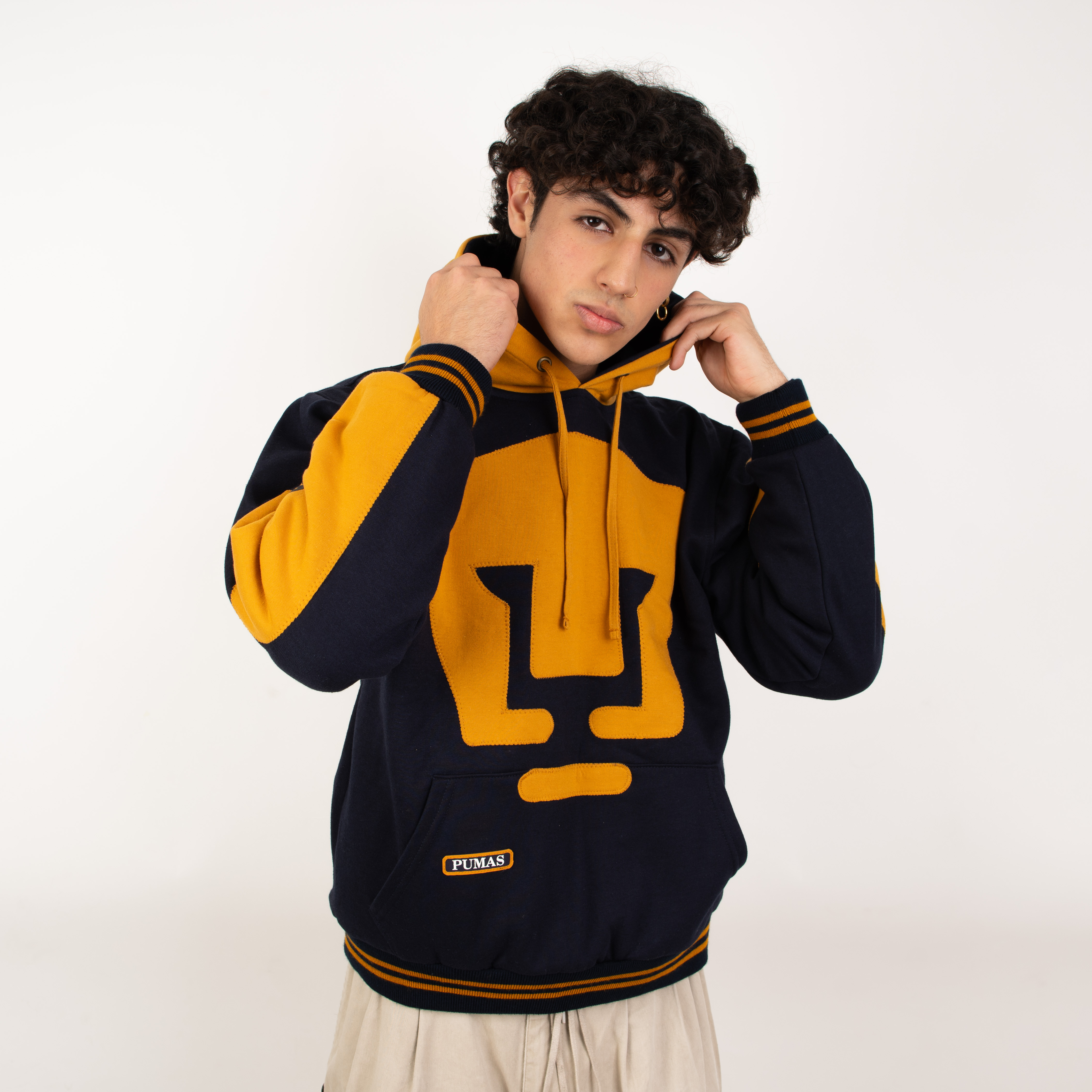 Foto 4 | Sudadera Retro Pumas Oficial – Diseño Azul Y Dorado
