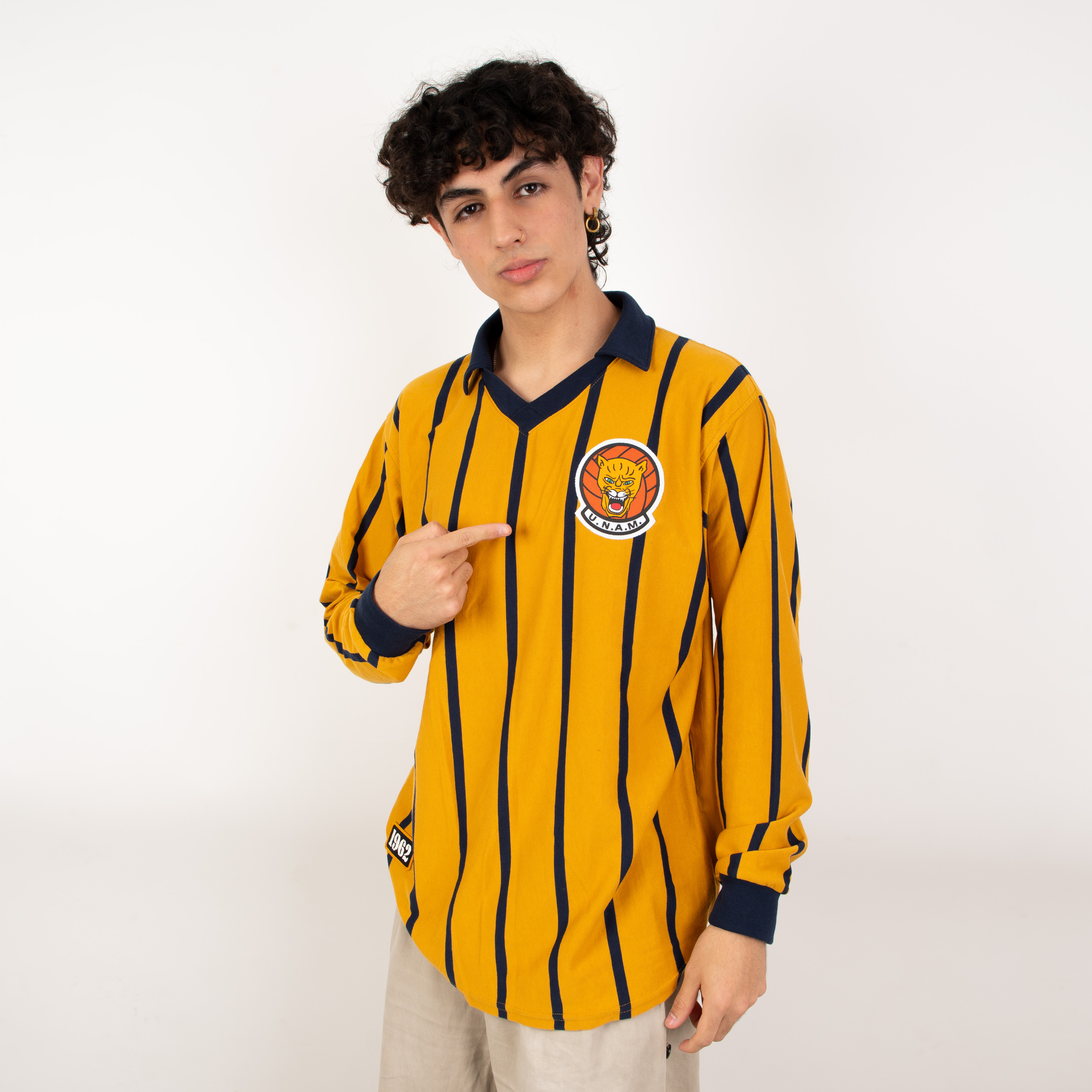 Foto 1 | Jersey Retro Pumas 1962 – Diseño Oro Y Azul