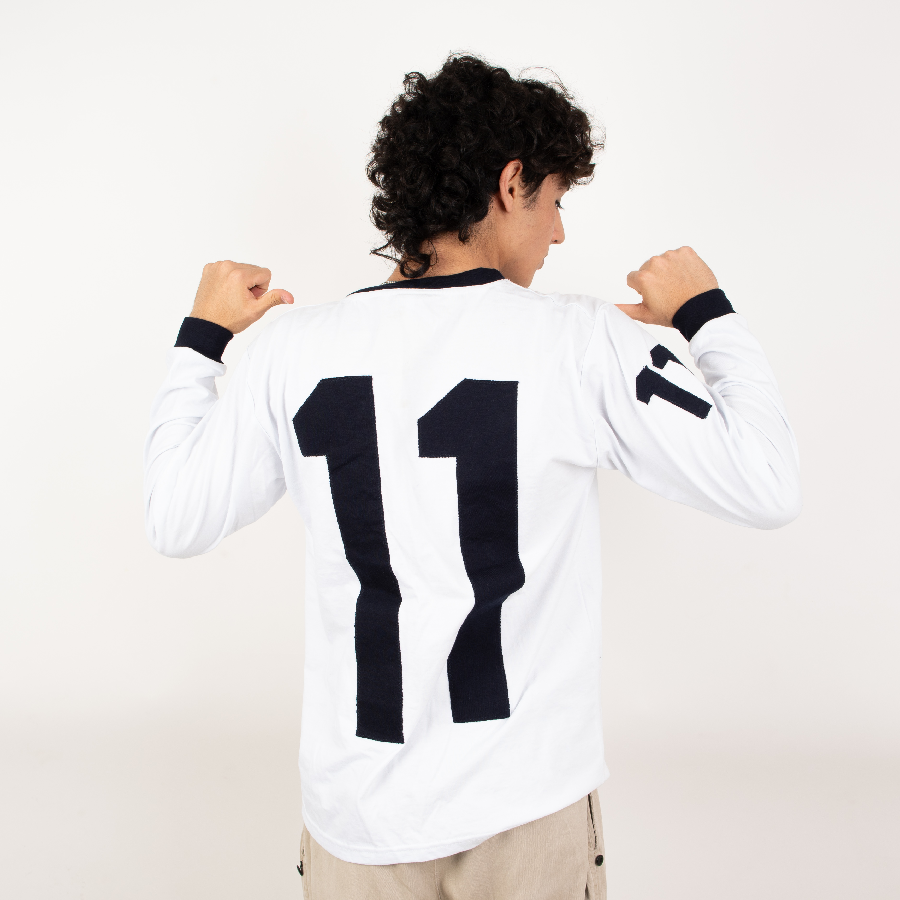 Jersey Retro Número 11 – Elegancia Y Pasión Universitaria