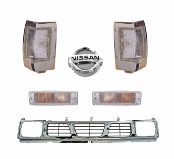 Foto 1 | Parrilla Nissan D21 Cromada Con Cuartos Blancos Y Logo