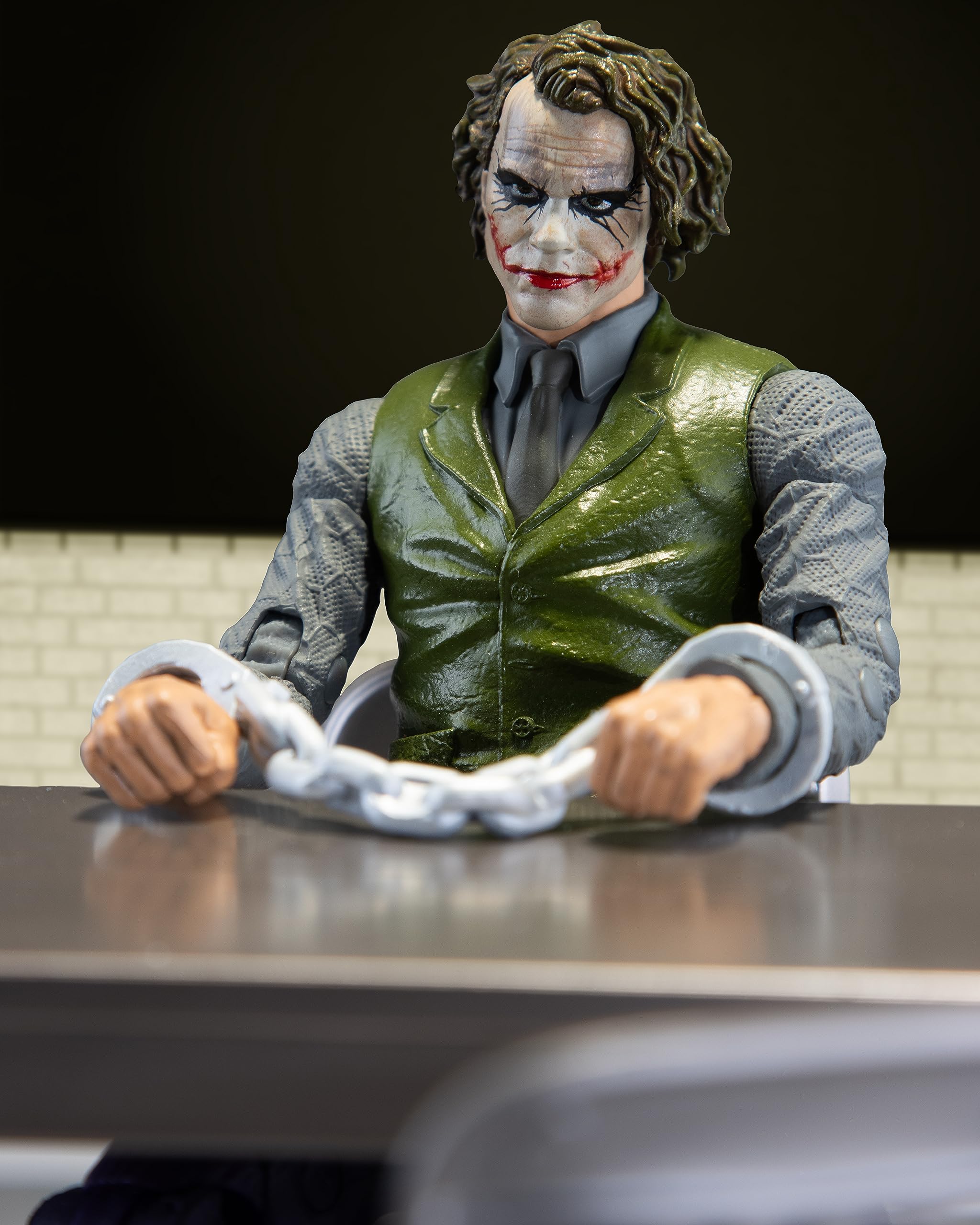 Foto 4 | Figura de Acción Mcfarlane Dc The Joker In The Cell Dark Knight - Venta Internacional