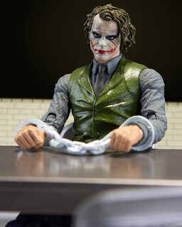 Foto 4 | Figura de Acción Mcfarlane Dc The Joker In The Cell Dark Knight - Venta Internacional