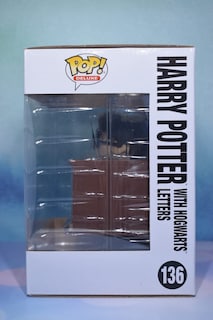 Foto 2 | Funko Harry Potter Pop Deluxe Vinilo Figura | Harry Potter Con Las Cartas De Hogwarts - Venta Internacional.