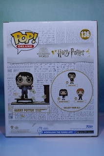 Foto 3 | Funko Harry Potter Pop Deluxe Vinilo Figura | Harry Potter Con Las Cartas De Hogwarts - Venta Internacional.
