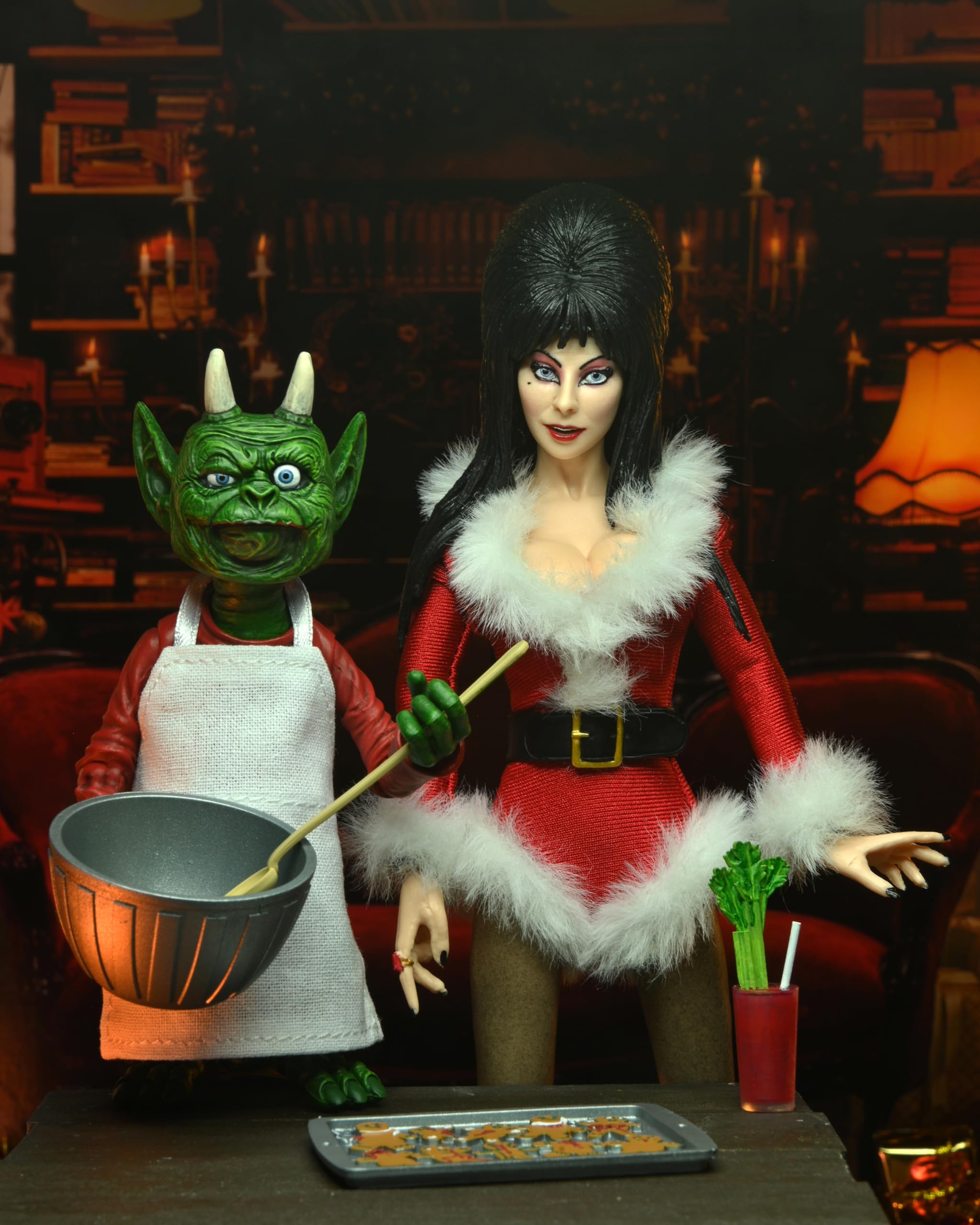 Foto 4 pulgar | Figura De Acción Neca Elvira's Very Scary Xmas De Tela De 20 Cm - Venta Internacional.