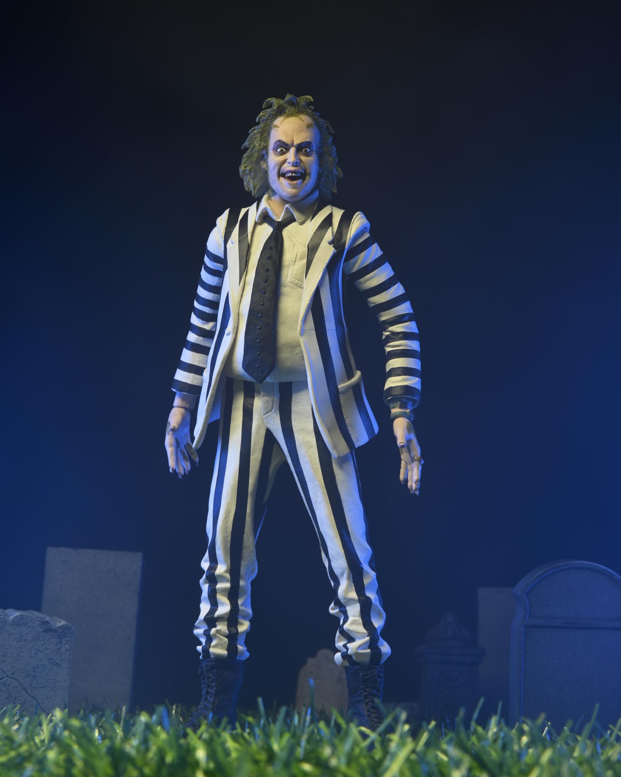 Foto 2 | Figura De Acción Neca Beetlejuice, Traje Blanco Y Negro De 7 Pulgadas - Venta Internacional.