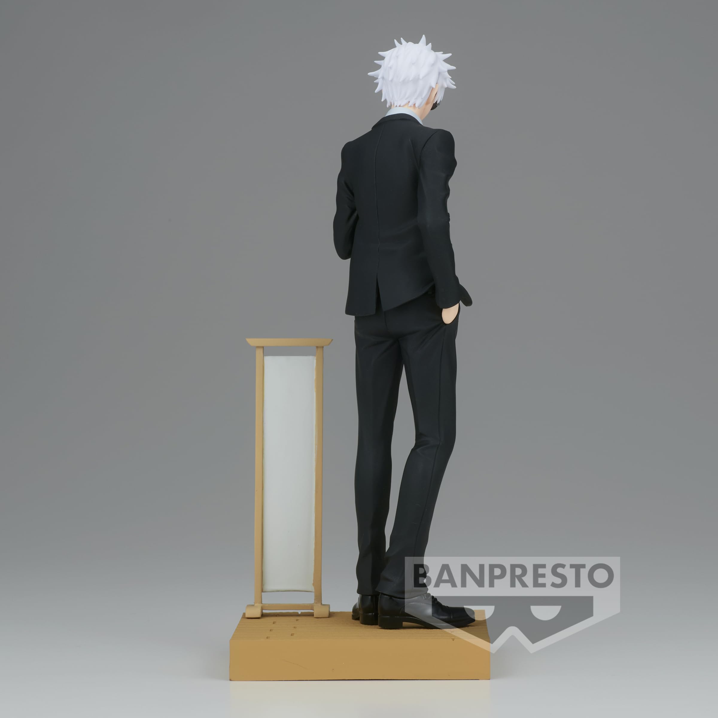 Foto 5 pulgar | Figura De Diorama Banpresto Jujutsu Kaisen Satoru Gojo Suit Ver. - Venta Internacional.