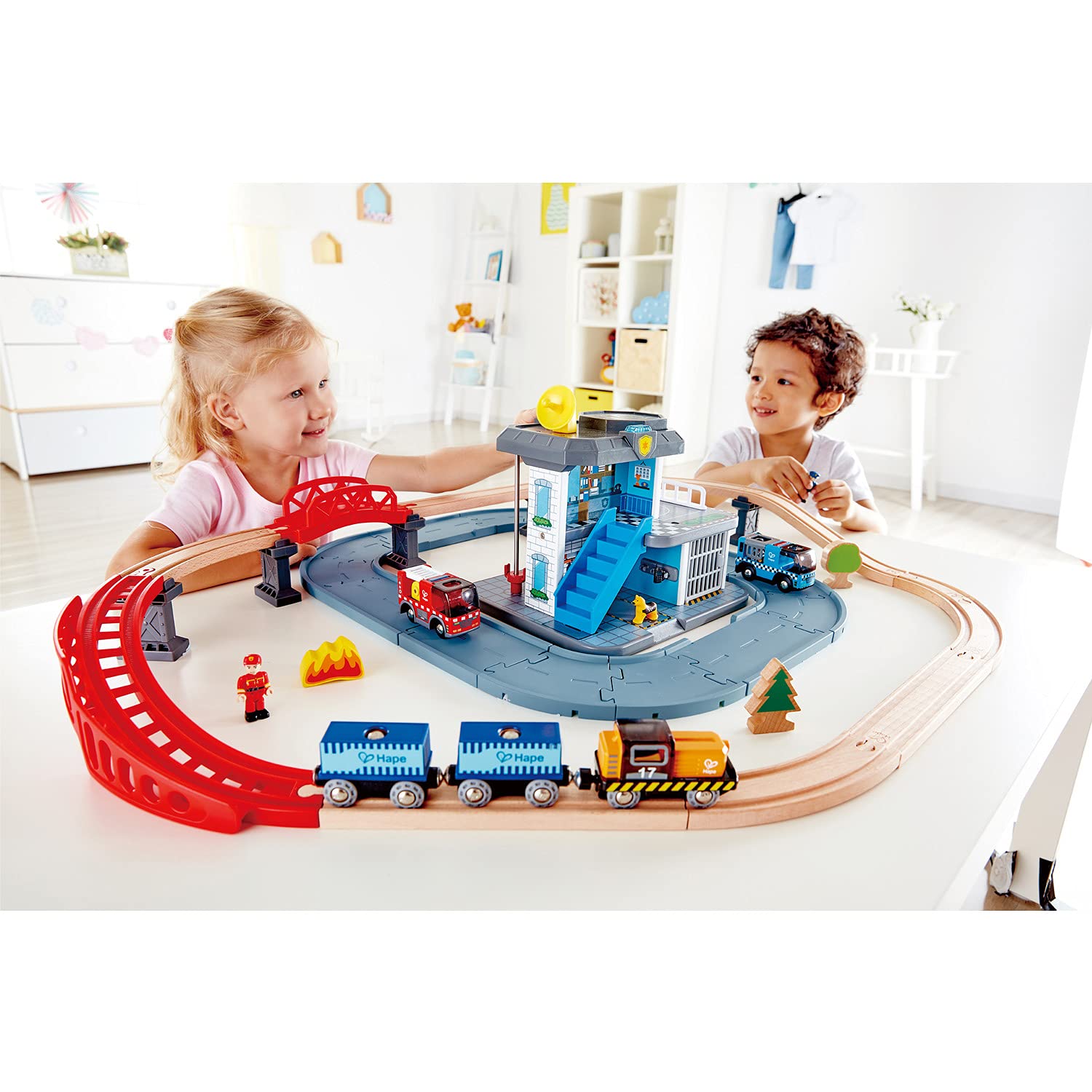 Foto 4 | Play Set Hape Emergency Services Hq 2 En 1: Policía Y Bomberos - Venta Internacional.