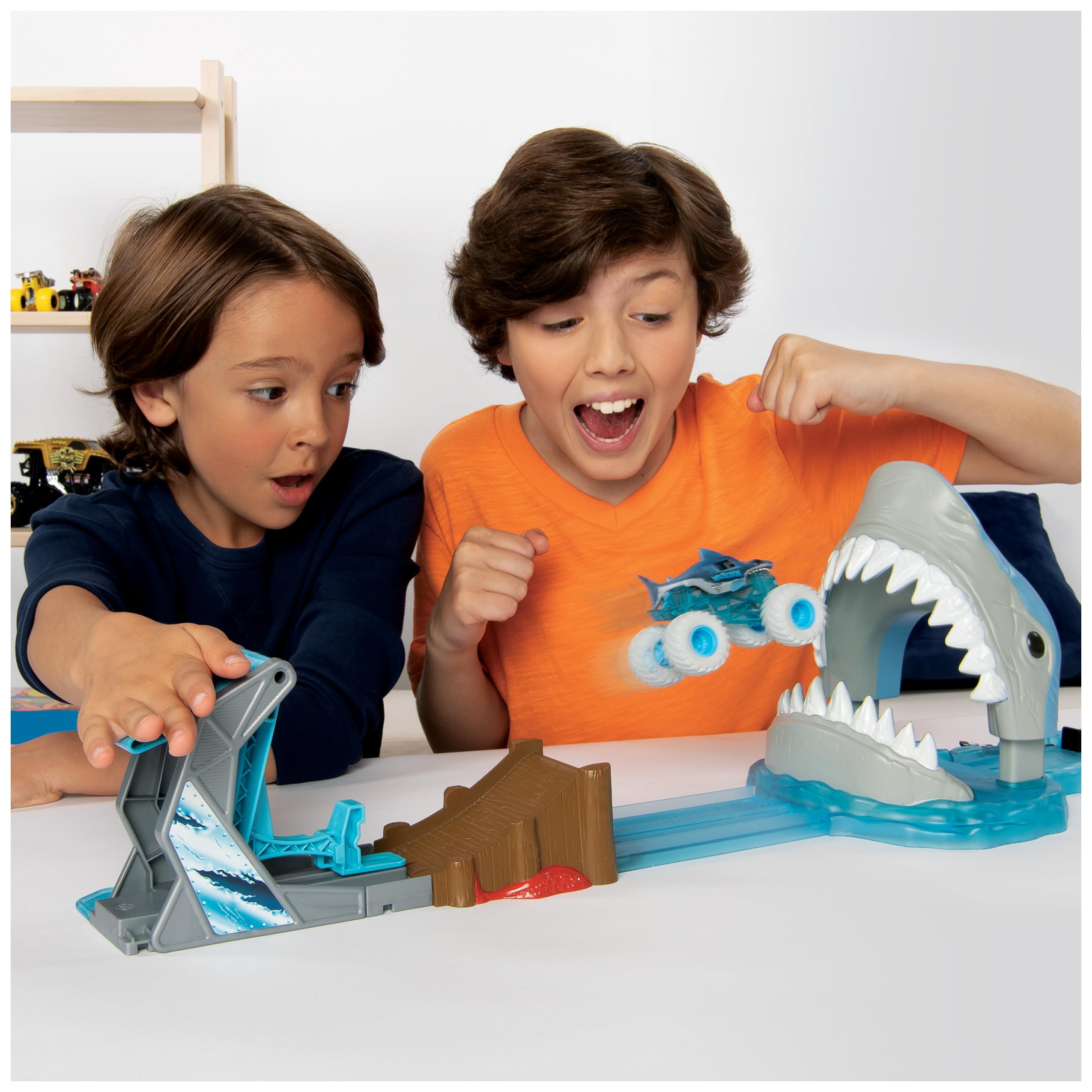 Foto 2 | Playset Oficial De Monster Jam Megalodon Mayhem Con Camión 1:64 - Venta Internacional.