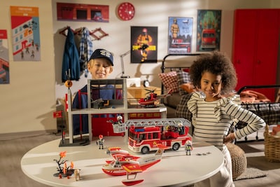 Foto 3 | Camión De Bomberos Playmobil Con Accesorios Y 2 Figuras - Venta Internacional.