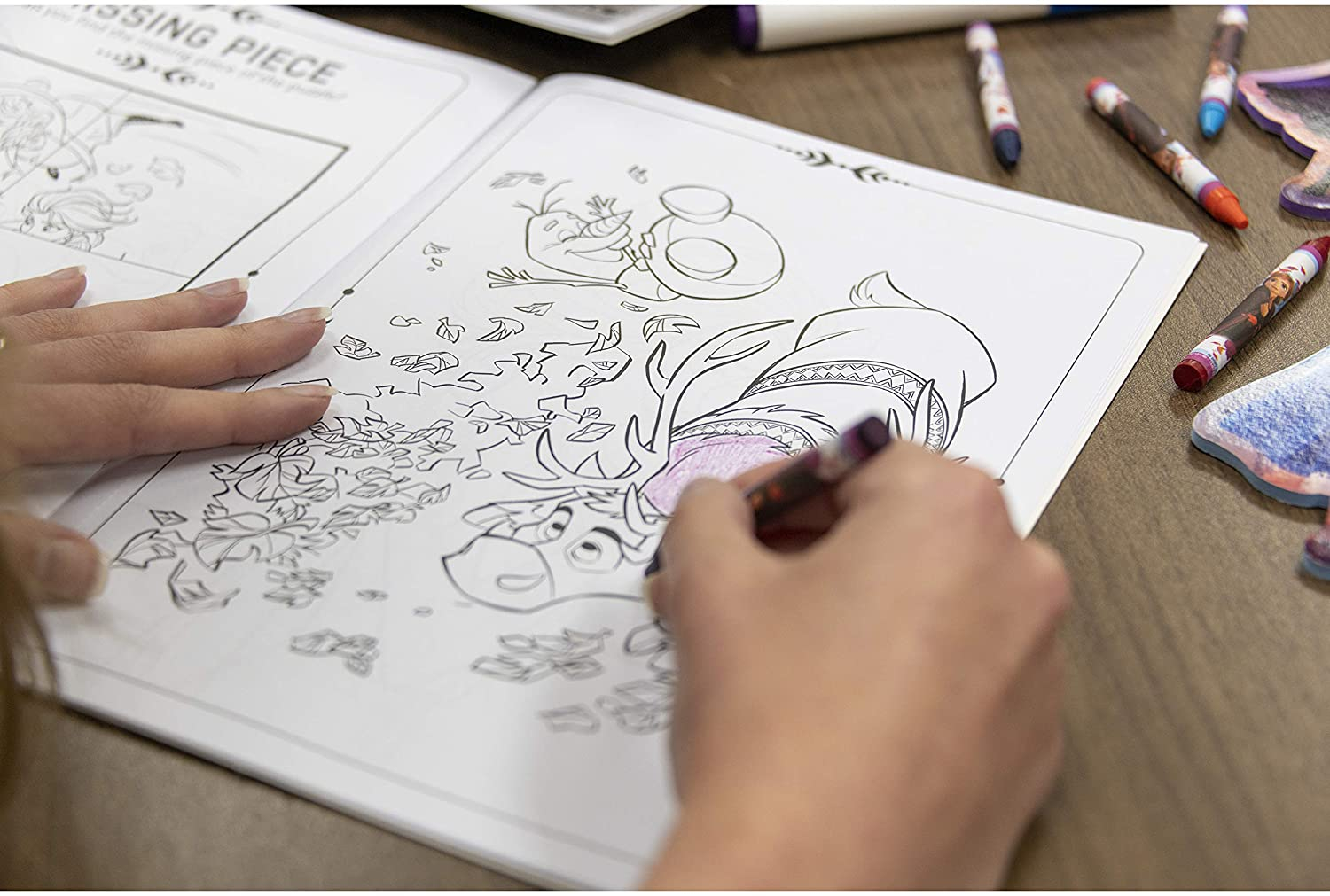 Foto 4 | Libro de Actividades Disney Frozen 2 para Colorear con 8 Crayones - Venta Internacional