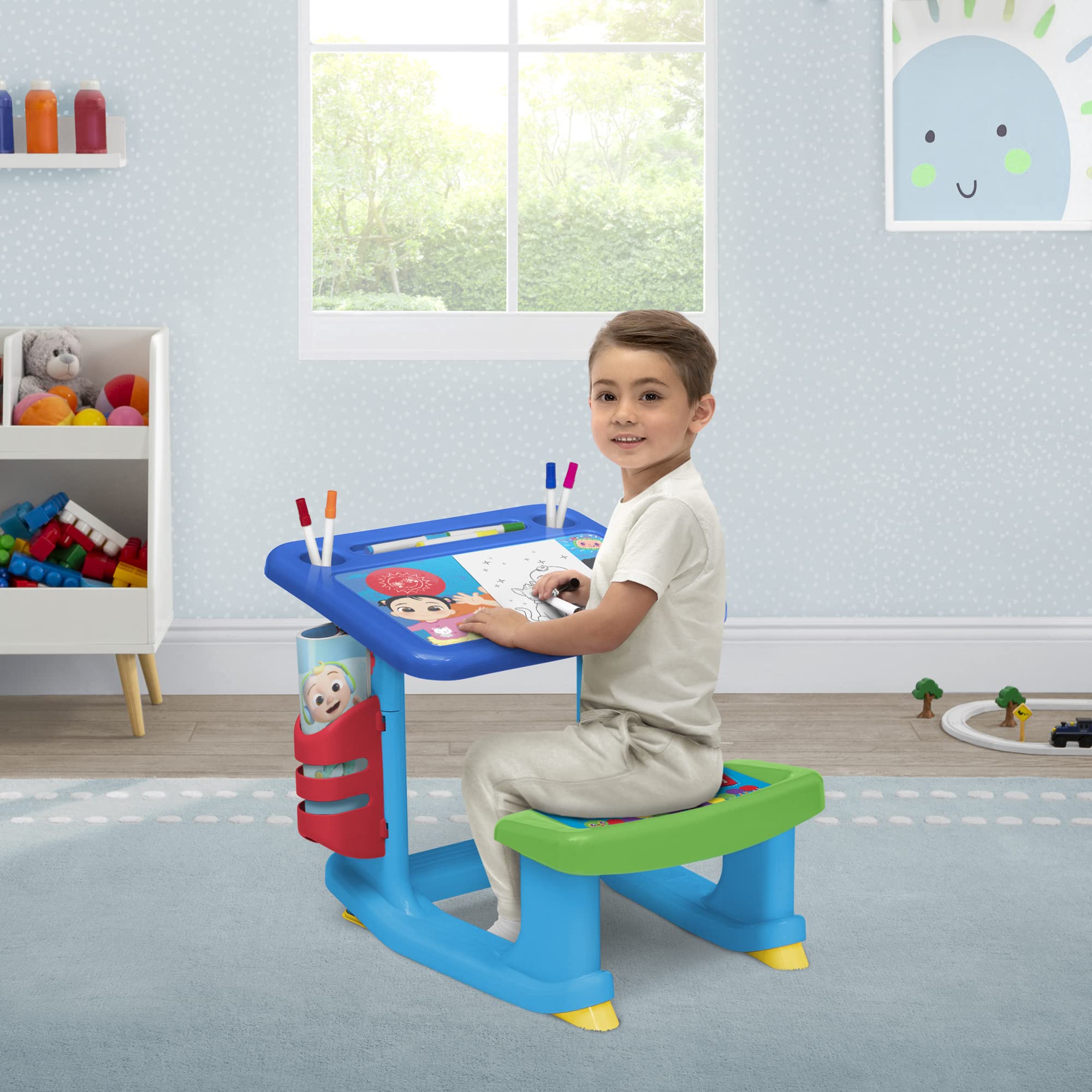 Foto 3 pulgar | Escritorio Delta Children Para Dibujar Y Jugar Cocomelon Con 10 Rotuladores - Venta Internacional.